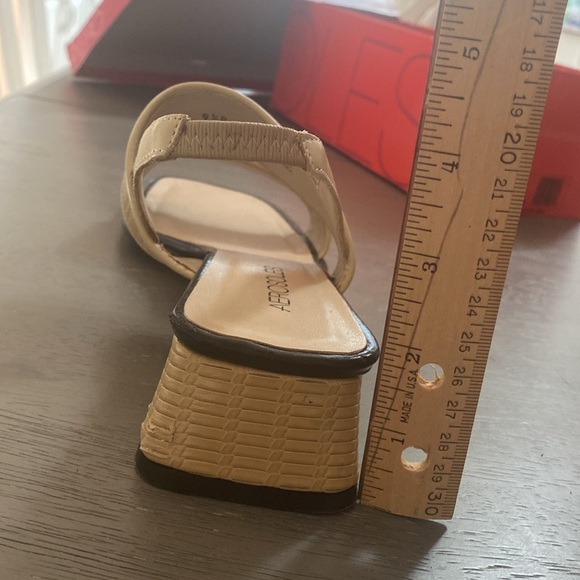 - Aerosoles Sling Back Tan Sandal Beach Vacation Summer Dressy casual Size 9.5 - Picture 3 of 7